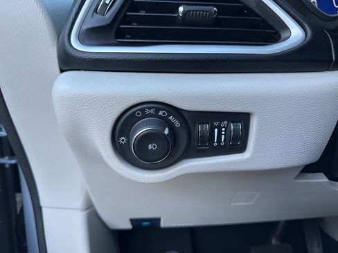 Used 2024 Chrysler Pacifica Touring-L FWD image 21
