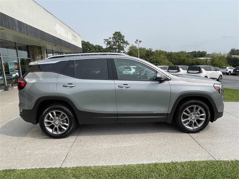Used 2024 GMC Terrain SLT image 23