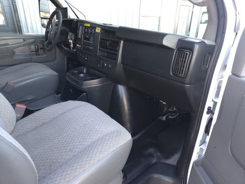 Used 2015 GMC Savana 3500 image 19