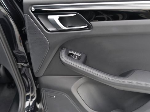 Certified 2025 Porsche Macan image 27