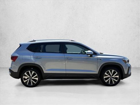Used 2022 Volkswagen Taos SE FWD image 4