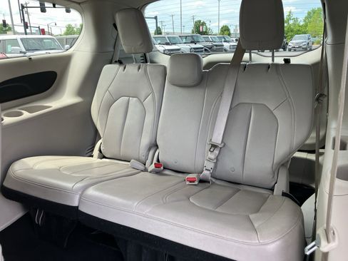 Used 2019 Chrysler Pacifica Touring-L FWD image 29