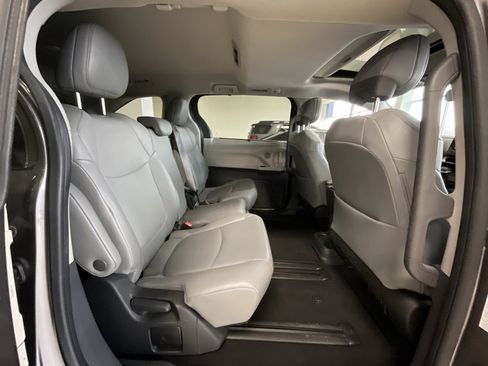 Used 2023 Toyota Sienna XLE image 21