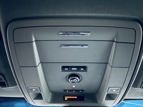 Used 2018 Chevrolet Suburban LT RWD image 40