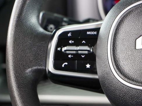 Used 2023 Kia Carnival LX image 13