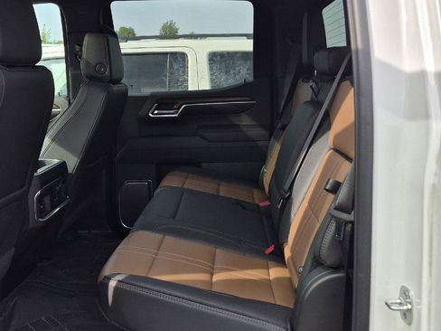 Used 2025 Chevrolet Silverado 1500 High Country w/ High Country Premium Package AWD/4WD image 8