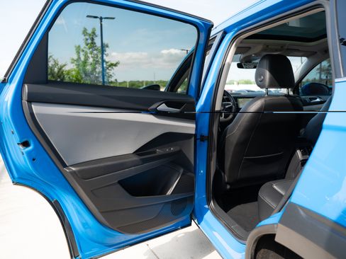 Used 2022 Volkswagen Taos SEL w/ Panoramic Sunroof Package AWD/4WD image 23
