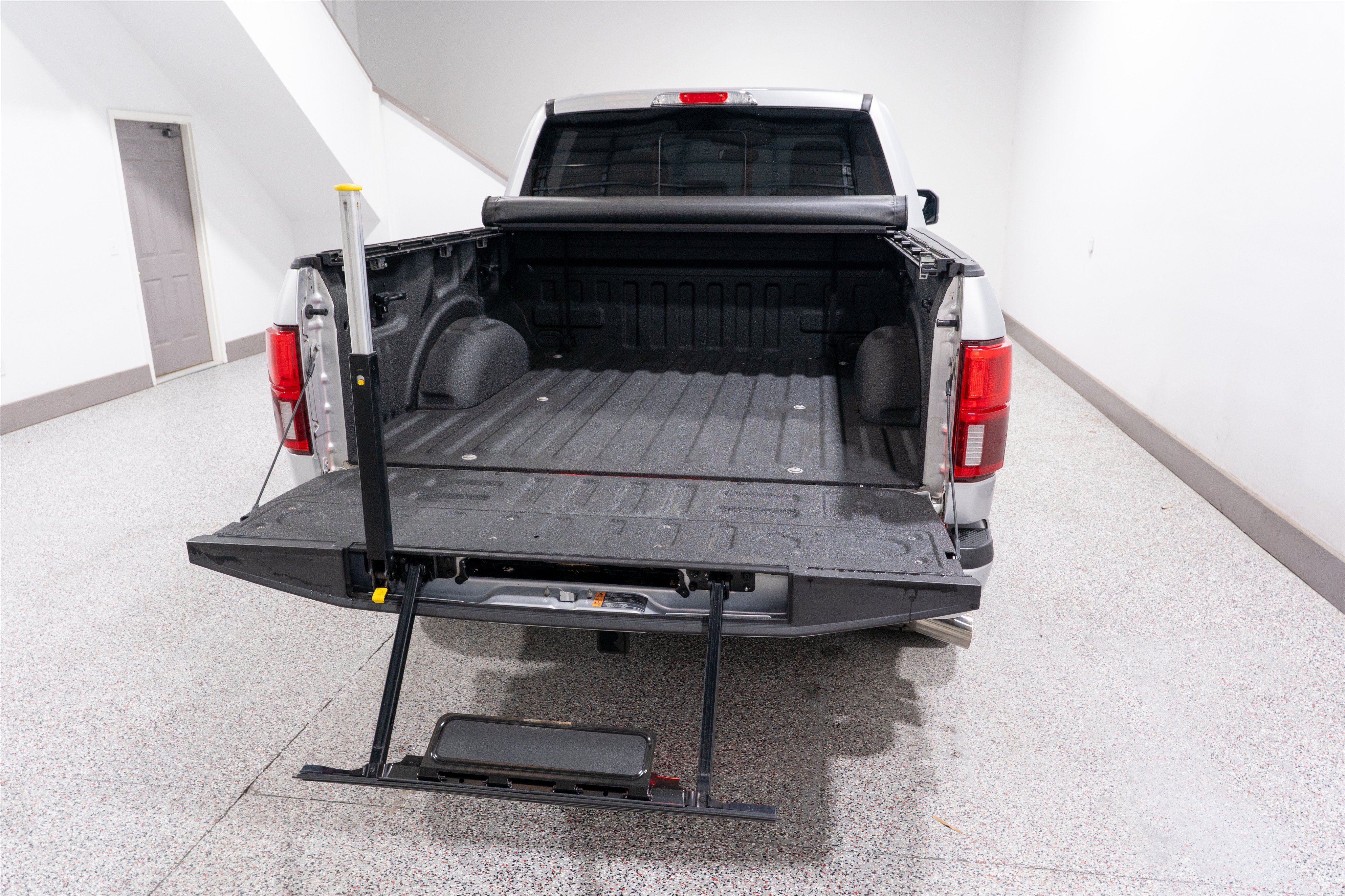 Used 2018 Ford F150 Lariat w/ Equipment Group 502A Luxury AWD/4WD image 13