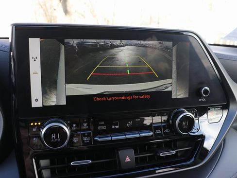 Used 2023 Toyota Highlander L image 25