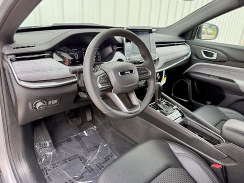 Used 2025 Jeep Compass Latitude AWD/4WD image 10