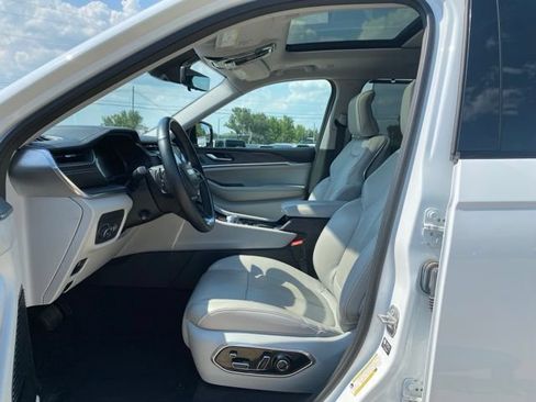 Used 2022 Jeep Grand Cherokee L Overland w/ Luxury Tech Group IV AWD/4WD image 19