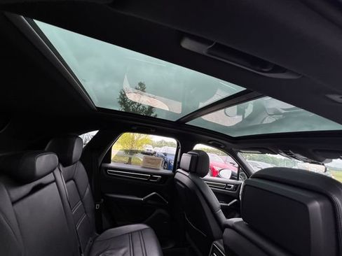 Used 2019 Porsche Cayenne w/ Premium Plus Package AWD/4WD image 34