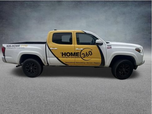Used 2020 Toyota Tacoma SR5 AWD/4WD image 9