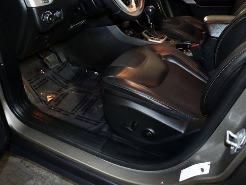 Used 2018 Jeep Cherokee Latitude Plus w/ Cold Weather Group image 24