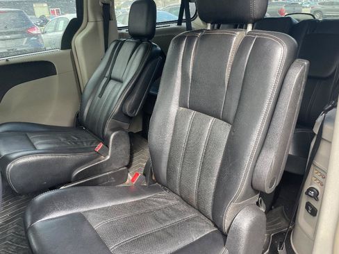 Used 2011 Chrysler Town & Country Touring-L w/ Entertainment Group #2 image 12