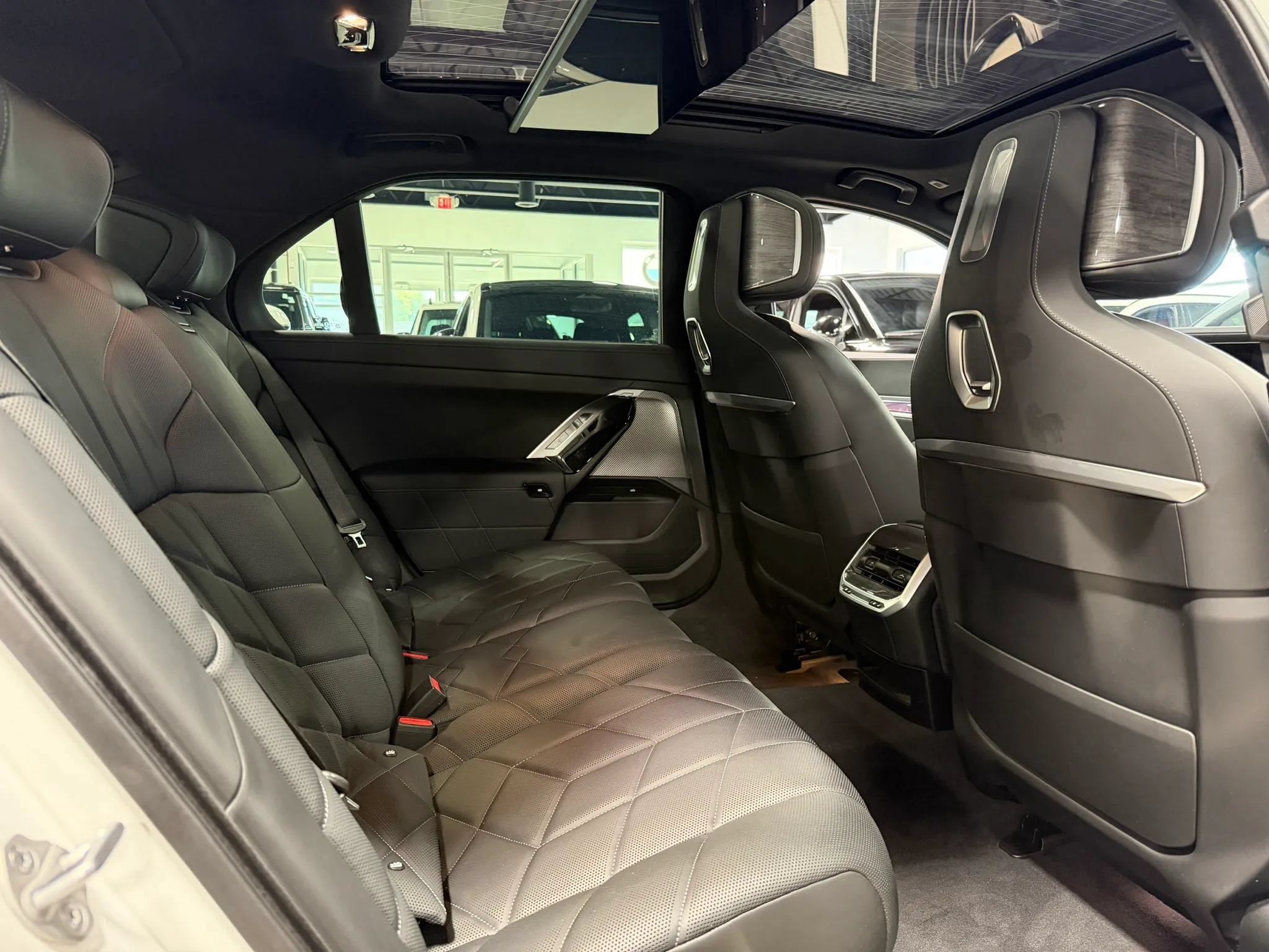 Used 2024 BMW i7 xDrive60 w/ Executive Package AWD/4WD image 28