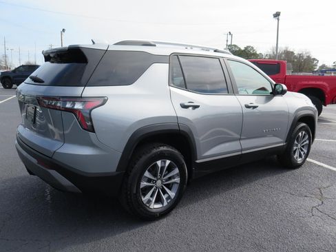 Used 2025 Chevrolet Equinox LT w/ Convenience Package II image 3