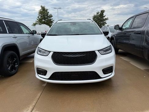 New 2026 Chrysler Pacifica Limited w/ S Appearance Package image 3