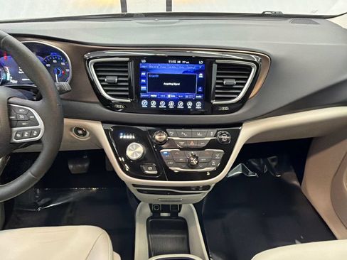 Used 2017 Chrysler Pacifica Touring-L Plus w/ Advanced Safetytec Group FWD image 30