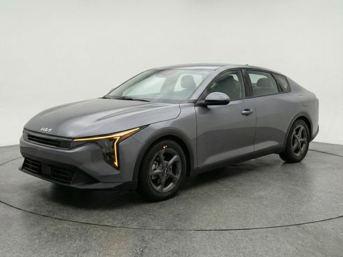 Used 2025 Kia K4 LXS image 3