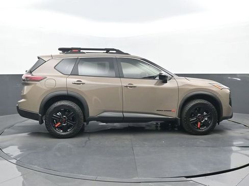 Used 2025 Nissan Rogue SV image 2