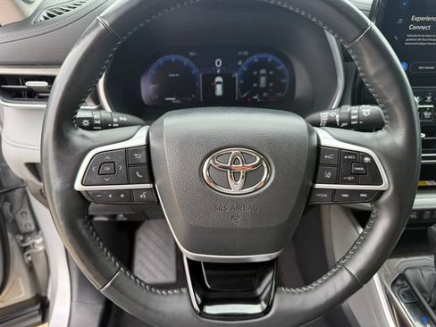 Used 2023 Toyota Highlander Limited FWD image 14