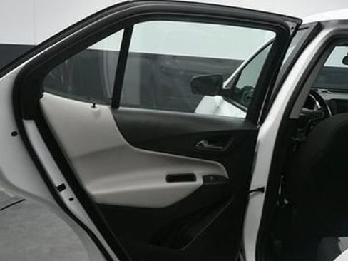 Used 2022 Chevrolet Equinox LS AWD/4WD image 9