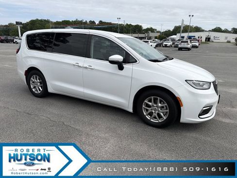 Used 2023 Chrysler Pacifica Touring-L FWD image 4