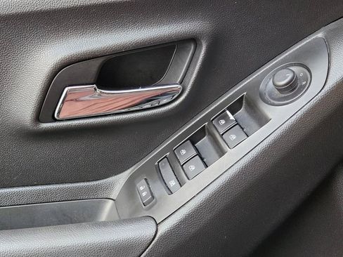 Used 2020 Chevrolet Trax LT w/ LT Convenience Package image 26