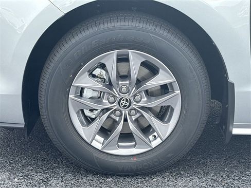 Used 2025 Toyota Sienna XLE image 11