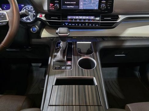 Used 2024 Toyota Sienna Platinum image 21