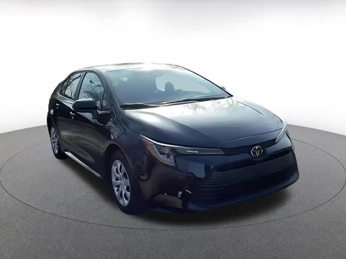 Used 2025 Toyota Corolla LE image 3