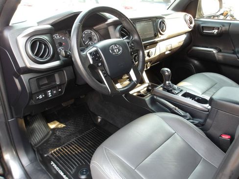Used 2019 Toyota Tacoma TRD Off-Road AWD/4WD image 9