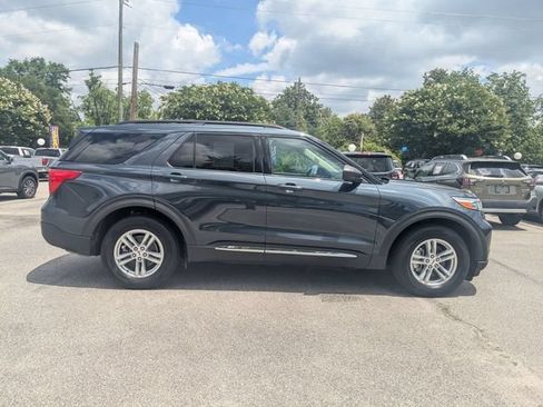Used 2023 Ford Explorer XLT RWD image 2