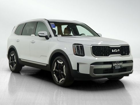 Used 2024 Kia Telluride EX w/ EX Captain's Chair Package image 7