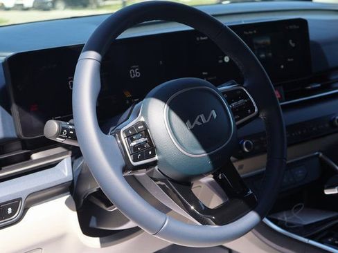 New 2026 Kia Carnival EX FWD image 23