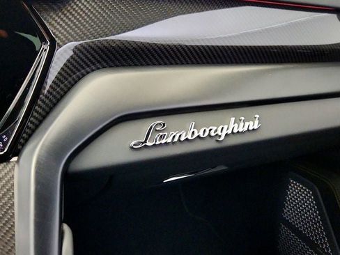 Used 2022 Lamborghini Urus AWD with Carbon Fiber Packages image 27