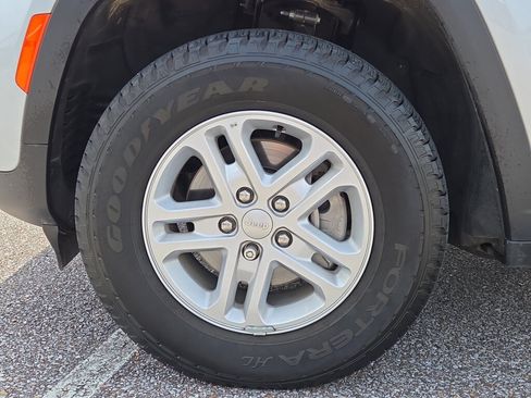 Used 2025 Jeep Grand Cherokee Laredo RWD image 9