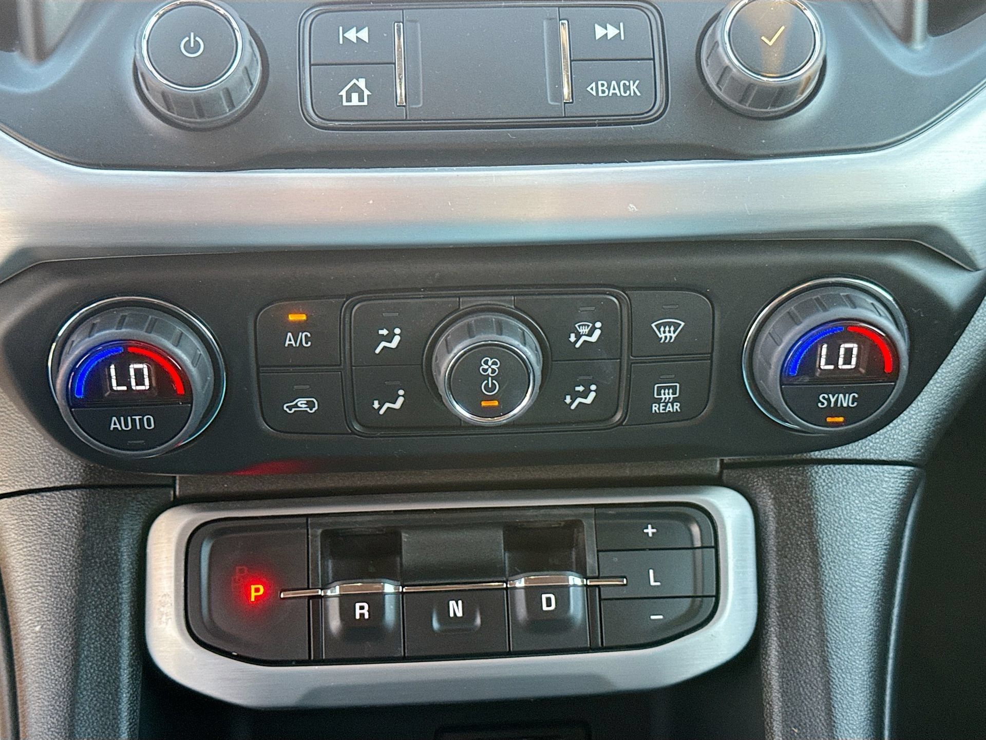 Used 2023 GMC Acadia SLT AWD/4WD image 16