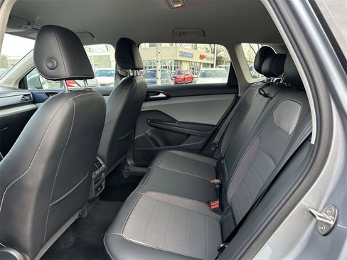 Used 2022 Volkswagen Taos SE image 9