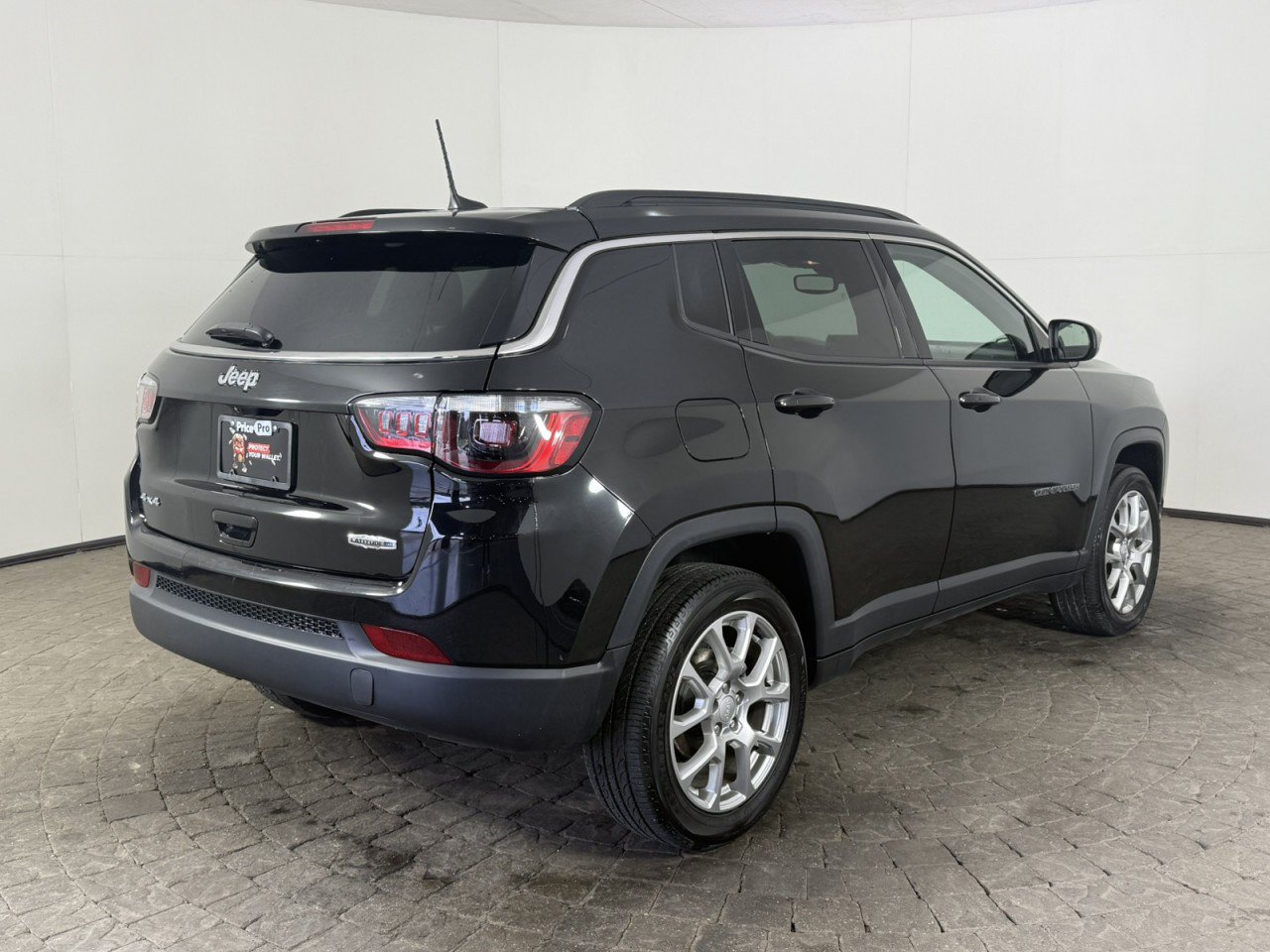 Used 2024 Jeep Compass Latitude w/ Sun and Sound Group AWD/4WD image 9