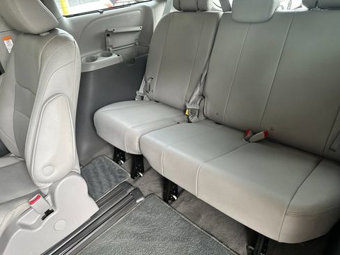 Used 2018 Toyota Sienna XLE w/ XLE Navigation Package FWD image 15