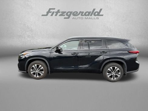 Used 2022 Toyota Highlander XLE AWD/4WD image 4