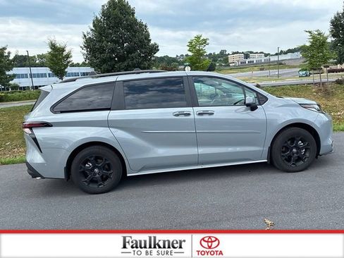Certified 2025 Toyota Sienna XLE Woodland Edition AWD/4WD image 6