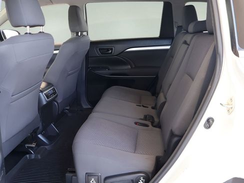 Used 2018 Toyota Highlander LE FWD image 13