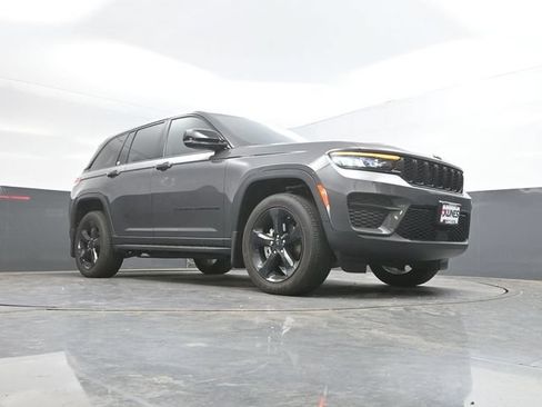 Used 2025 Jeep Grand Cherokee Altitude AWD/4WD image 46