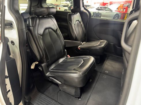 Used 2025 Chrysler Pacifica Select FWD image 18