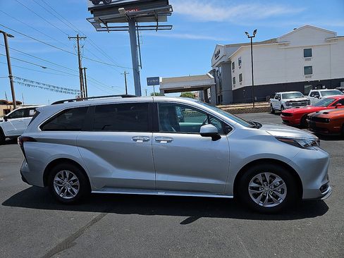Used 2025 Toyota Sienna XLE FWD image 6