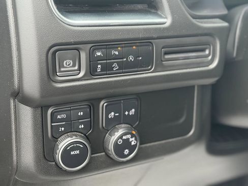 Used 2023 Chevrolet Suburban Premier image 29