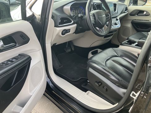 Used 2022 Chrysler Pacifica Touring-L image 8